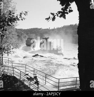 Rheinnavigation, Bericht über Leben und Arbeit an Bord eines Rheinschiffs Beschreibung: Der Wasserfall bei Schaffhausen Datum: 1. April 1955 Standort: Schaffhausen, Schweiz Schlüsselwörter: Flüsse, Wasserfälle Stockfoto