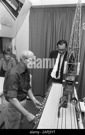 Alderman Lammers eröffnet eine Hafenausstellung in Verbindung mit Sail Amsterdam Beschreibung: Der Alderman (hinten) bei einem Maßstabsmodell eines Hafenkrans Datum: 15. August 1975 Standort: Amsterdam, Noord-Holland Schlüsselwörter: Häfen, Öffnungen, Aldermen Personenname: Lammers, Han Stockfoto