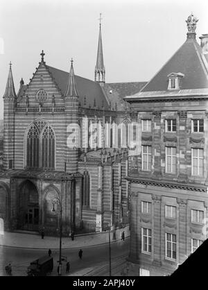 Reportage Amsterdam Beschreibung: Die Westseite der Nieuwe Kerk und die Rückseite des Palastes an der Staudamm an der Nieuwezijds Voorburgwal in Amsterdam Datum: 1933 Ort: Amsterdam, Noord-Holland Schlüsselwörter: Kirche, Paläste Institutionenname: Moses und Aaronkerk Stockfoto