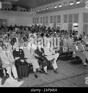 Niederländische Antillen und Suriname zur Zeit des königlichen Besuches von Königin Juliana und Prinz Bernhard im Jahr 1955 Beschreibung: Der Saal bei der Sitzung anlässlich der Gründung des Prinz-Bernhard-Fonds- Suriname. Linker Pater Ahlbrinck Datum: 4. November 1955 Ort: Paramaribo, Suriname Schlüsselwörter: Meetings persönlicher Name: Ahlbrinck, G.W.M. Name der Einrichtung: Prins Bernhard Fonds Stockfoto