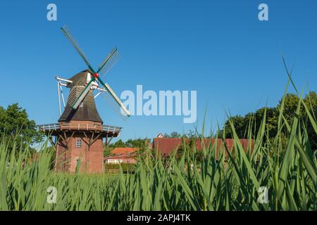 Klaashensche Mühle. Windmühle in Ostfriesland, Niedersachsen, Deutschland Stockfoto