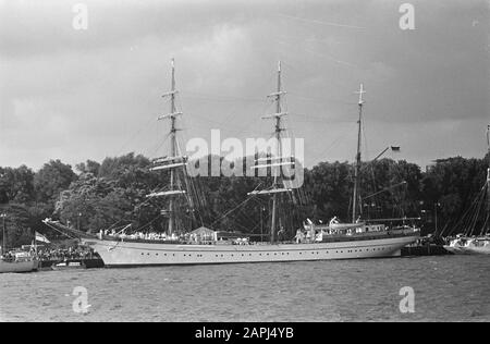 Das Segelrennen nach Rotterdam, das Norwegische Sorlandet ist am Parkkade angedockt Datum: 17. August 1962 Standort: Rotterdam, South Holland Schlüsselwörter: Schiffe, Segelrennen Institutionenname: Euromast, Sorlandet Stockfoto