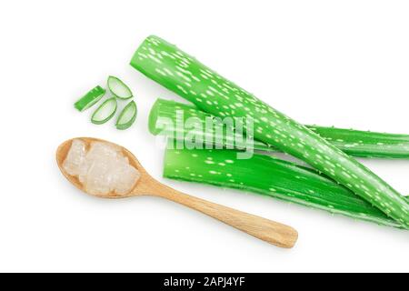 Aloe vera geschnitten in hölzernen Löffel auf weißem Hintergrund mit Freistellungspfaden und volle Tiefenschärfe isoliert. Ansicht von oben. Flach. Stockfoto