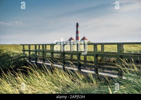 Holzbrücke am Leuchtturm Westerhever in Deutschland Stockfoto