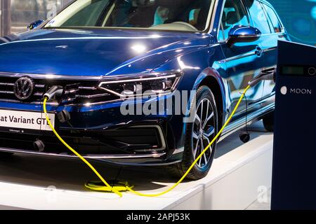 Aufladen einer Plug-in-Hybrid Volkswagen Passat Variant GTE mit dem Netzkabel Netzteil angeschlossen, Prag, Tschechien, November 2019. Stockfoto