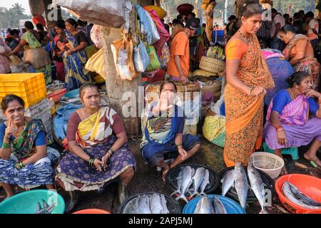 Weibliche Fischhändler der Koli-Ethnie, die Fisch an den Sassoon Docks verkaufen, einem Fischerhafen in Colaba, Mumbai, Indien Stockfoto