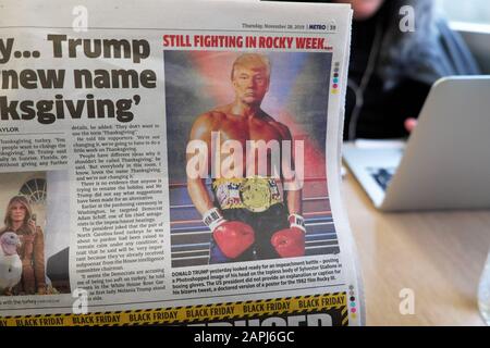 Donald Trump "Till Fighting in Rocky Week" als Sylvester Stallone, der Boxhandschuhe in der Metro-Zeitung trägt, wird für die Amtsenthebung London UK 2019 bereit Stockfoto