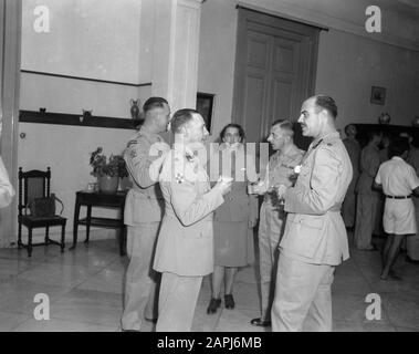 Dekoration. Kommandant J.J.F. Borghouts wurde von Oberst H.H.J.F. van Houten (rechts) mit dem bronzenen Löwen dekoriert. Während der Rezeption nach Fertigstellung Datum: 30. Juni 1946 Ort: Batavia, Indonesien, Java, Niederländisch-Ostindien Stockfoto