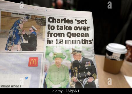 Prince 'Charles wird die Queen in 18 Monaten übernehmen'' Inside Metro Zeitung Britisches Königshaus Queen Elizabeth ii November 2019 London England Großbritannien Stockfoto