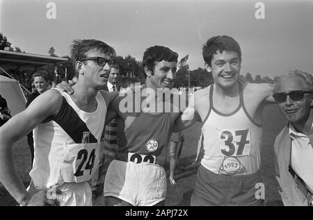 Niederländische Leichtathletik-Meisterschaften Groningen 1968 Beschreibung: Teilnehmer 800 Meter Männer: G. Udding und Bram Wassenaar (Nr. 37) Anmerkung: Marginaler negativer Streifen NR. 11; NR. 12. Und 13. August 1968 Ort: Groningen (prov.), Groningen (Stadt) Schlagwörter: Leichtathletik, Gruppenporträts, laufen, Sportname: Udding, G., Wassenaar, Bram Stockfoto