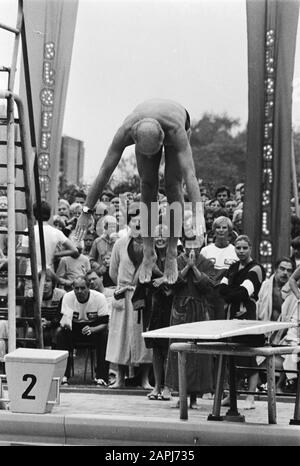 Aufnahmen AVRO-TV Star Slag in Enschede Beschreibung: Teilnehmer springt vom Sprungbrett Datum: 14. August 1980 Ort: Enschede, Overijssel Schlüsselwörter: Tauchen, Fernsehprogramme, Schwimmbäder Stockfoto