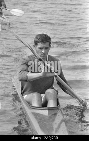 Internationale Kanuwettbewerbe Zaan Regatta Beschreibung: Teilnehmer an Aktion Datum: 13. Juni 1971 Ort: Noord-Holland, Zaan, Zaandam Schlüsselwörter: Kanus, Kanu, Sport, Athleten, Wettbewerbe Stockfoto