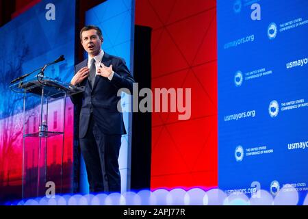 Washington, DC, USA. Januar 2020. Der ehemalige Bürgermeister von South Bend, Indiana und der aktuelle Präsidentschaftskandidat der Demokraten Pete Buttigieg hält am Donnerstag, den 23. Januar 2020, Bemerkungen auf dem 88. Wintertreffen der Bürgermeisterkonferenz der Vereinigten Staaten im Capital Hilton Hotel in Washington, DC, USA ab. Kredit: Stefani Reynolds/CNP weltweite Nutzung Credit: Dpa / Alamy Live News Stockfoto