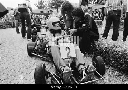 Aufnahmen AVRO-TV Star Slag in Enschede Beschreibung: Teilnehmer des Karrace Datum: 14. August 1980 Ort: Enschede, Overijssel Schlüsselwörter: Karraces, Fernsehprogramme Personenname: Ammelrooy, Willeke van, Bom, Frits Stockfoto