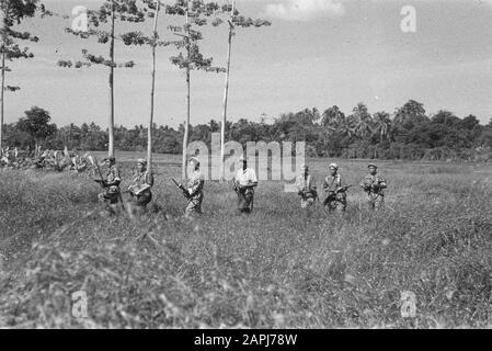 Bau einer Bailey-Brücke [Serientitel richtig?] Beschreibung: Teilnehmer an der Patrouille ang des 20th Company 2 Regiment Infantry in Kemajoran Datum: 1946 Ort: Indonesien, Niederländisch-Ostindien Stockfoto