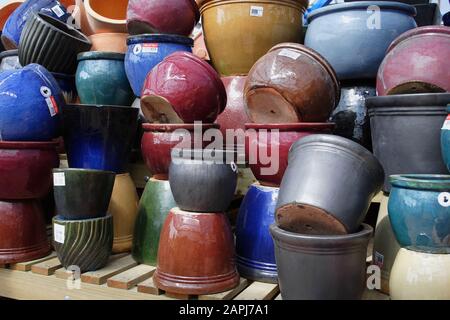 Mehrfarbige Gartentöpfe aus Keramik zum Verkauf im Gartencenter Stockfoto