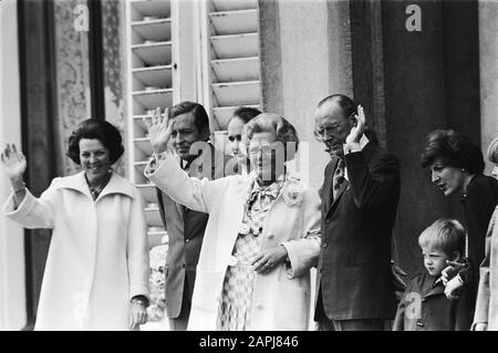 Defile Soestdijk 78; Prinzessin Beatrix, Prins Claus, Königin Juliana und Prins Bernhard an Bord Datum: 1. Mai 1978 Ort: Soestdijk, Utrechter Schlüsselwörter: Defiles, bordessen, Königinnen persönlicher Name: Beatrix, Prinzessin, Bernhard, Prinz, Claus, Prinz, Juliana (Königin Niederlande) Stockfoto
