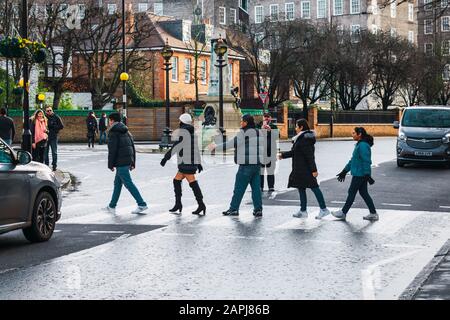 London, Großbritannien/Europa; 22/12/2019: Menschen, die den berühmten Kreuzweg der Abbey Road überqueren, Cover des Beatles-Albums "Abbey Road" Stockfoto