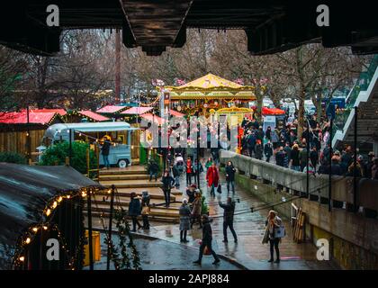 London, Großbritannien/Europa; 21/12/2019: Winterweihnachtsmarkt in Southbank, London. Leute, die essen, trinken und Spaß mit Freunden und Familie haben. Stockfoto