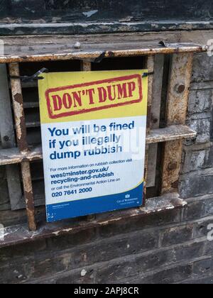 Anti-Dumping-Warnschild des Westminster Council, gleich um die Ecke Bond Street/South Molton Street im Londoner West End Stockfoto