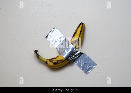 Kunst der Bananeninstallation. Ein Bananenkanal wurde an eine Wand geklebt, die für 120 Dollar verkauft wurde Stockfoto