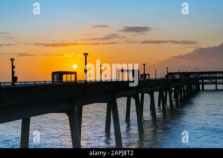 Sunrise Golden Glow über Sillouette von Deal Pier, Kent United Kingdom. Stockfoto