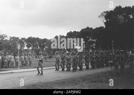 Beschreibung Des Verschwungens: Defilé. Der arme Leutnant befindet sich im mittleren Datum: April 1947 Ort: Indonesien, Niederländisch-Ostindien Stockfoto