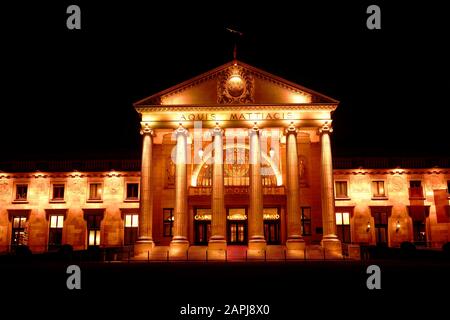 Wiesbaden, HESSEN, DEUTSCHLAND - 22. JANUAR 2020: Wiesbadener Kurhaus Kurhaus und berühmtes Kasino werden nachts beleuchtet. Nachtaufnahme in hoher Auflösung. Stockfoto