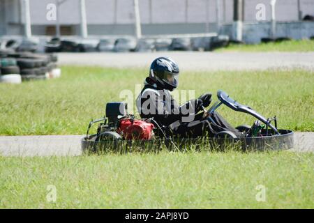 Florianopolis - Brasilien, 9. Februar 2019: Seitenansicht des Gokart-Fahrers, der an sonnigen Tagen auf der Rennstrecke fährt. Kartsport ist ein Motorsport, der in vielen Sportarten praktiziert wird Stockfoto