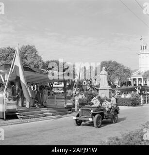 Niederländische Antillen und Suriname zur Zeit des königlichen Besuchs von Königin Juliana und Prinz Bernhard im Jahr 1955 Beschreibung: Defilé auf dem Orangenplatz in Paramaribo-Anmerkung: Der Orangenplatz heißt jetzt Unabhängigkeitsplatz Datum: 4. November 1955 Ort: Paramaribo, Suriname Schlüsselwörter: Besuche, Königinnen, Soldaten, Fahrzeuge persönlicher Name: Bernhard, Fürst, Juliana, Königin Stockfoto