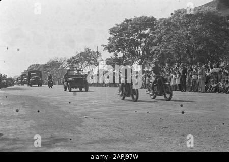 Bandoeng Beschreibung: [Defilé t.g.v. Geburtstagskönigin Wilhelmina for the Building of Traffic en Waterstaat in Bandoeng. Besucht von MajGeneral De Waal, Kommandeur der B-Division Datum: 31. August 1946 Ort: Bandung, Indonesien, Niederländische Ostindien Stockfoto
