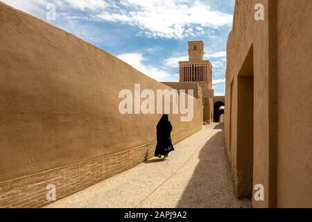 Alte Straße mit einem Windturm im Hintergrund in Abarcuh, Iran Stockfoto