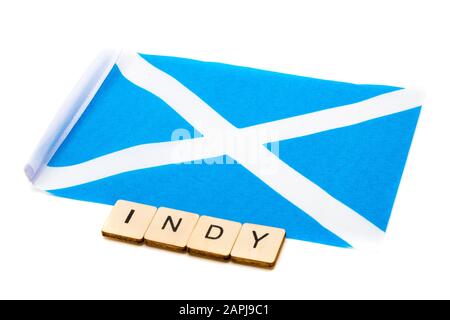 Die Nationalflaggen Schottlands, der Saltaire oder das Kreuz von St Andrews auf weißem Hintergrund mit einem Schild mit der Lesung Indy Stockfoto