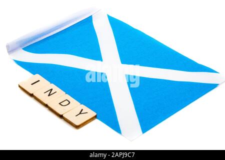 Die Nationalflaggen Schottlands, der Saltaire oder das Kreuz von St Andrews auf weißem Hintergrund mit einem Schild mit der Lesung Indy Stockfoto