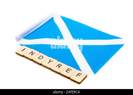 Die Nationalflaggen Schottlands, der Saltaire oder das Kreuz von St Andrews auf weißem Grund mit einem Schild mit der Lesung Indyref Stockfoto
