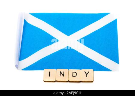 Die Nationalflaggen Schottlands, der Saltaire oder das Kreuz von St Andrews auf weißem Hintergrund mit einem Schild mit der Lesung Indy Stockfoto