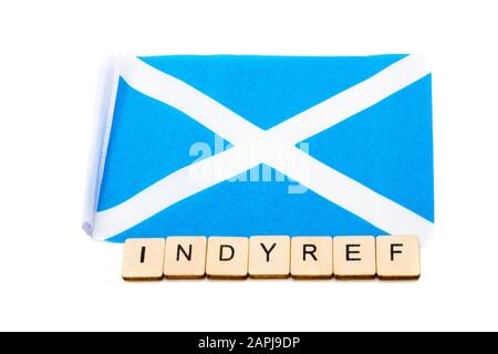 Die Nationalflaggen Schottlands, der Saltaire oder das Kreuz von St Andrews auf weißem Grund mit einem Schild mit der Lesung Indyref Stockfoto