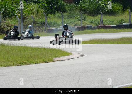 Florianopolis - Brasilien, 9. Februar 2019: Unbekannte Piloten kämpfen in Kart-Meisterschaft. Fahrer in Karts, die Helm tragen, Rennanzug nehmen Teil i Stockfoto