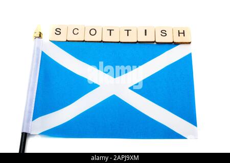 Die Nationalflaggen Schottlands, der Saltaire oder das Kreuz von St Andrews auf weißem Grund mit einem Schild, das schottisch liest Stockfoto