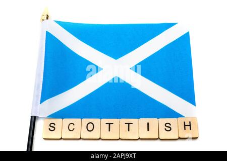 Die Nationalflaggen Schottlands, der Saltaire oder das Kreuz von St Andrews auf weißem Grund mit einem Schild, das schottisch liest Stockfoto