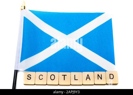 Die Nationalflaggen Schottlands, der Saltaire oder das Kreuz von St Andrews auf weißem Hintergrund mit einem Schild, das Schottland liest Stockfoto