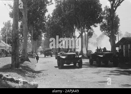 Inspektion durch General S. de Waal (Kommandeur B-Division) Beschreibung: Defilé Datum: April 1947 Ort: Indonesien, Niederländisch-Ostindien Stockfoto