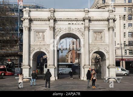 Touristen, die vor dem Marble Arch, London, Großbritannien, fotografieren und sich selbst seligmachen. Touristen haben keine Modellfreigaben. Nur redaktionelle Verwendung. Stockfoto