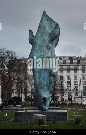 Still Water, eine Bronzeskulptur mit Pferdekopf im Marble Arch, London von Nic Fiddian-Green im Jahr 2011. Seit 2021 nicht mehr vor Ort, siehe „The Mound“ Stockfoto