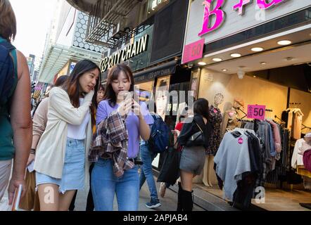 Asiatische Teenager in Hongkong - junge Frauen auf der Straße; Tsim Sha Tsui, Kowloon, Hongkong Asien Stockfoto