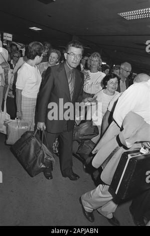 Delegation des parlamentarischen Untersuchungsausschusses RSV in die USA; Ausschussvorsitzender Van Dijk verlässt Schiphol Datum: 24. August 1984 Standort: Noord-Holland, Schiphol Schlüsselwörter: Delegierungen, Provisionen Stockfoto