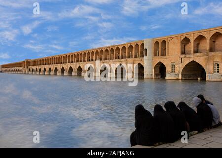 Historische Siosepol-Brücke und einheimische Frauen in Isfahan, Iran Stockfoto