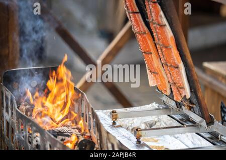 Gebratener Lachs, eine finnische Delikatesse, traditionell zubereitet Stockfoto