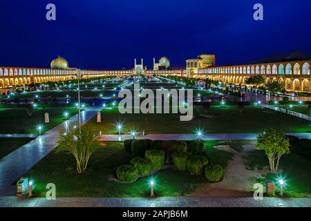 Historischer Stadtplatz von Isfahan, in der Dämmerung auch als Naqshejahan-Platz oder Imam-Platz, Iran bekannt Stockfoto