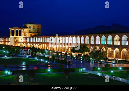 Historischer Stadtplatz von Isfahan, in der Dämmerung auch als Naqshejahan-Platz oder Imam-Platz im Iran bekannt Stockfoto